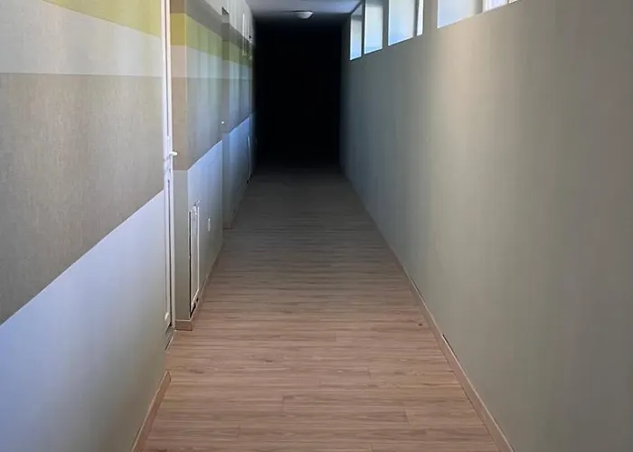 Manuela Ifjusagi Szallashely Hotel *