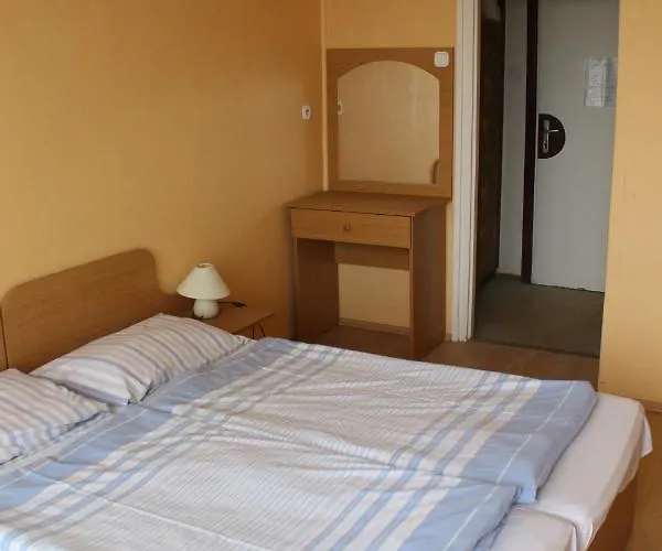 Manuela Ifjusagi Szallashely *